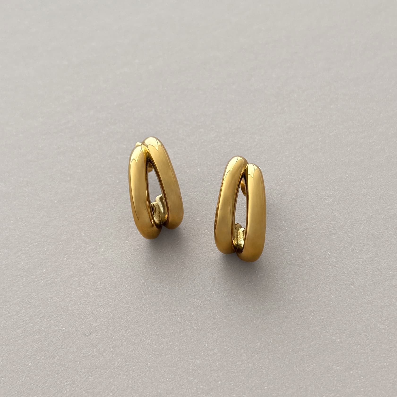 Curve Studs